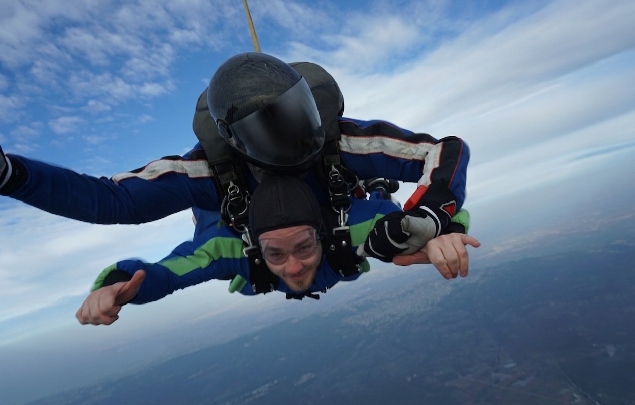 Arik skydiving